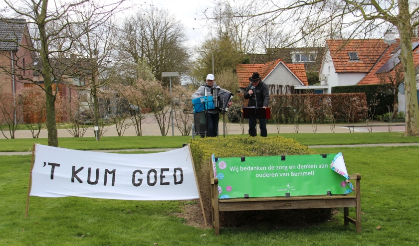 Bij verzorgingshuis Liduina traden verschillende artiesten voor de ouderen op. (foto: De Geintrappers)