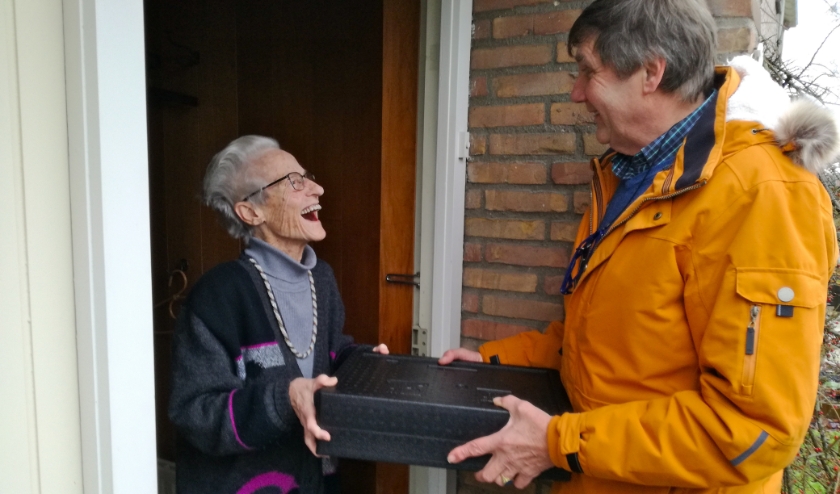 Vrijwillig bezorger met tevreden deelnemer Tafeltje Dekje. (foto: Eddie van Hattum)