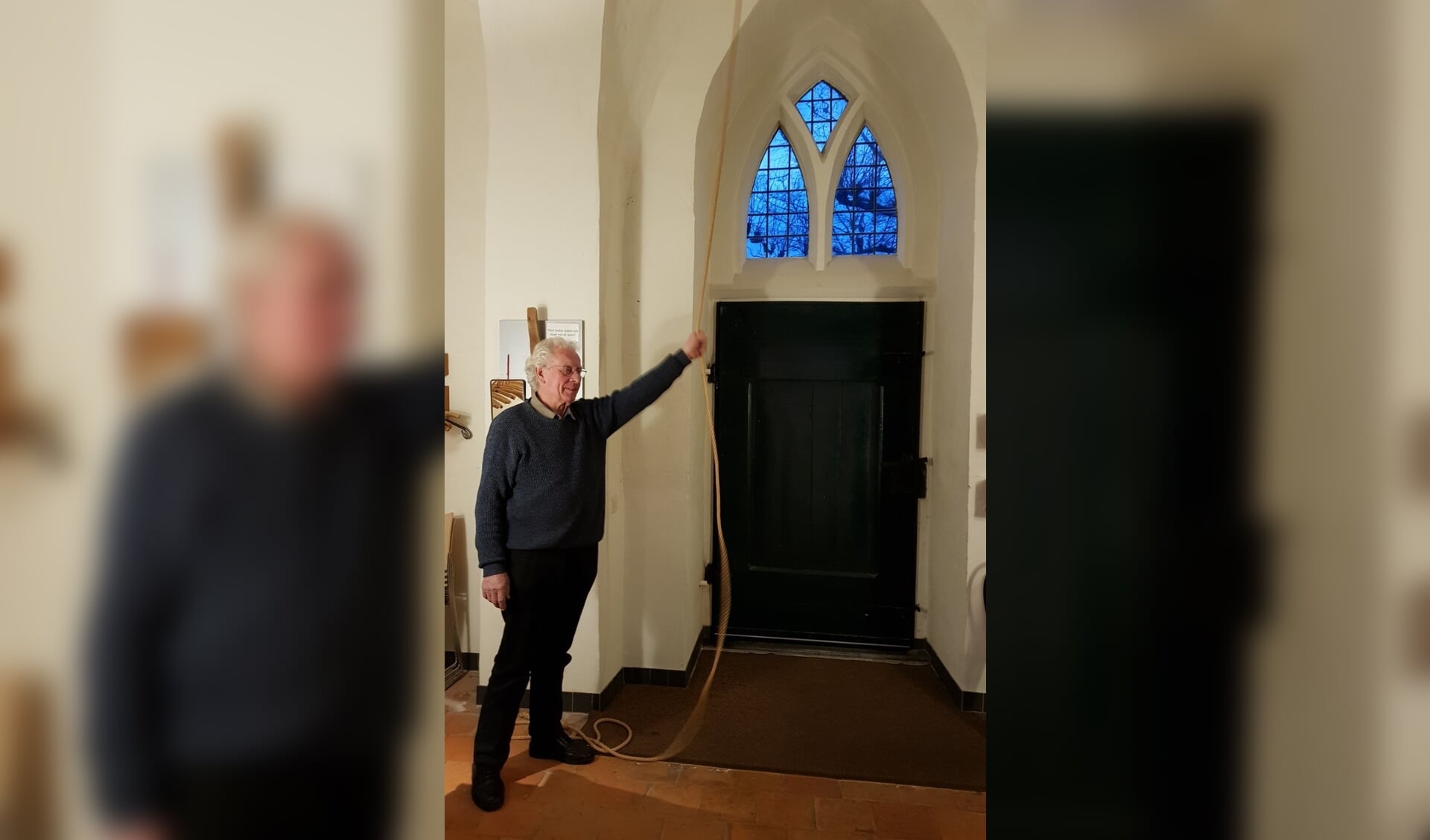 Koster Henk van den Heuvel luidde op woensdagavond 18 maart de klok van de Joriskerk in Heumen. (foto: Protestantse Gemeente Heumen)