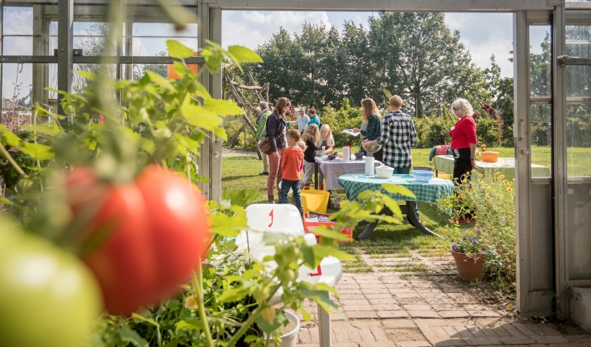 Tuinteam aan het werk bij De Kas. (foto: Reverse Pixel Photograhy)