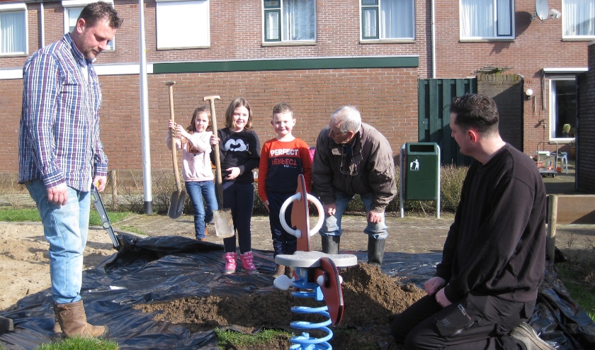 Omwonenden knappen speeltuin op nap speeltuin. (foto: Henk Dries)