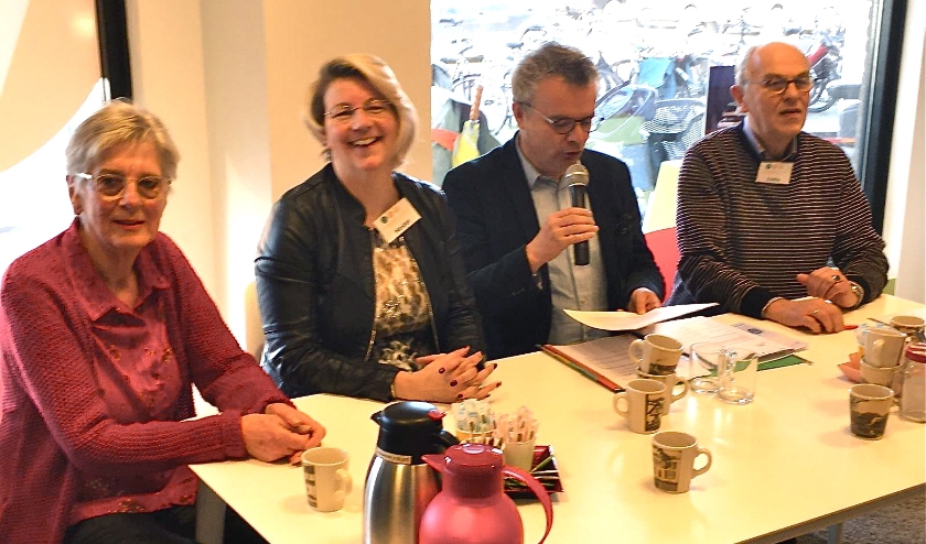 Antjella den Held (links), daarnaast Hester van Aalst, notaris Van Schaik en Eddie van Hattum. (foto: Renate Diks)
