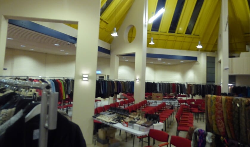 Rekken vol met kleding, ook in de kerkruimte van De Voorhof. (foto: De Voorhof)