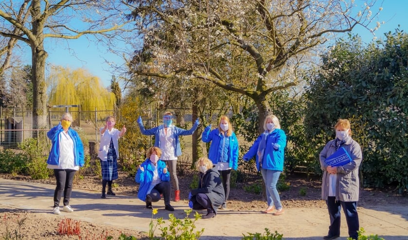 Het team met de gemaakte mondkapjes. (foto: Ilse Rutjes)
