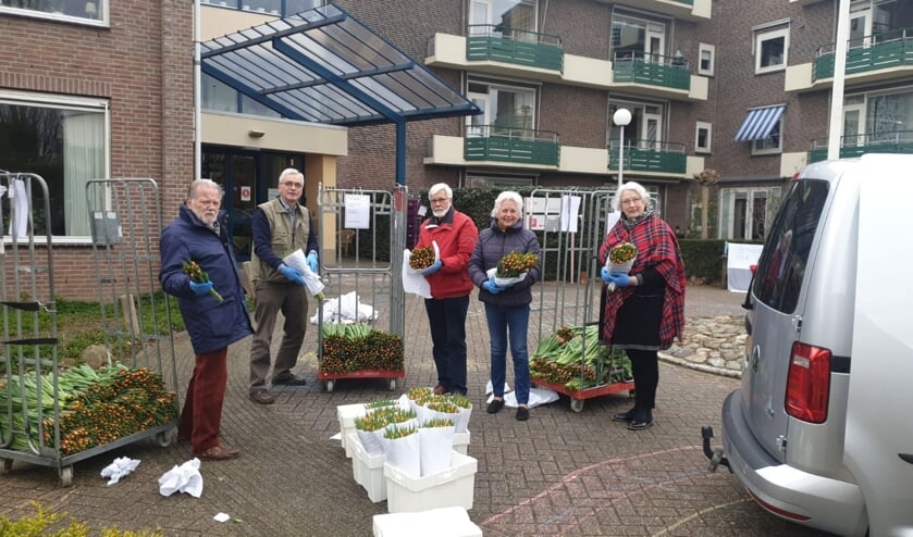 Bestuursleden St. Vrienden van de Wingerd en Elim.Van links naar rechts: Peter Kits (voorzitter)Hiske Weijman (bestuurslid) Marco Blok (nieuwe penningmeester) Wulf van de Bijl (oud-penningmeester) en Teuny van Barneveld(secretaris) (foto: Rens Blok)
