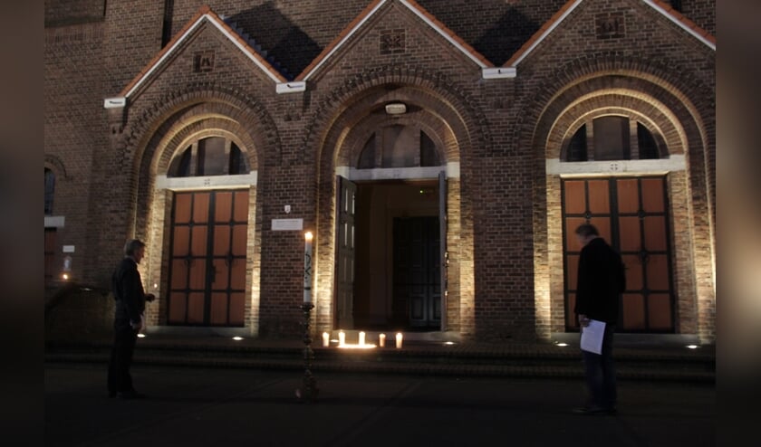 Pastor Aloys van Velthoven en Jos van Rooij bidden. (foto: Peter Hendriks)