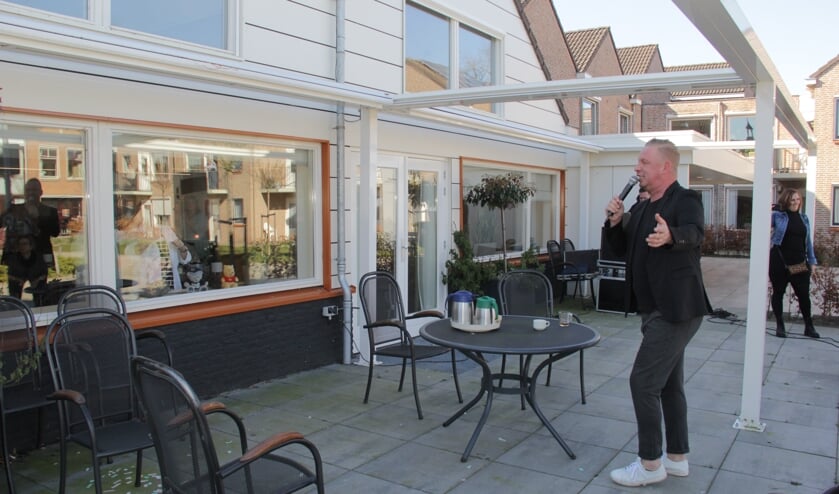Arno Kolenbrander zingt voor het Gasthuis. (foto: Peter Hendriks)