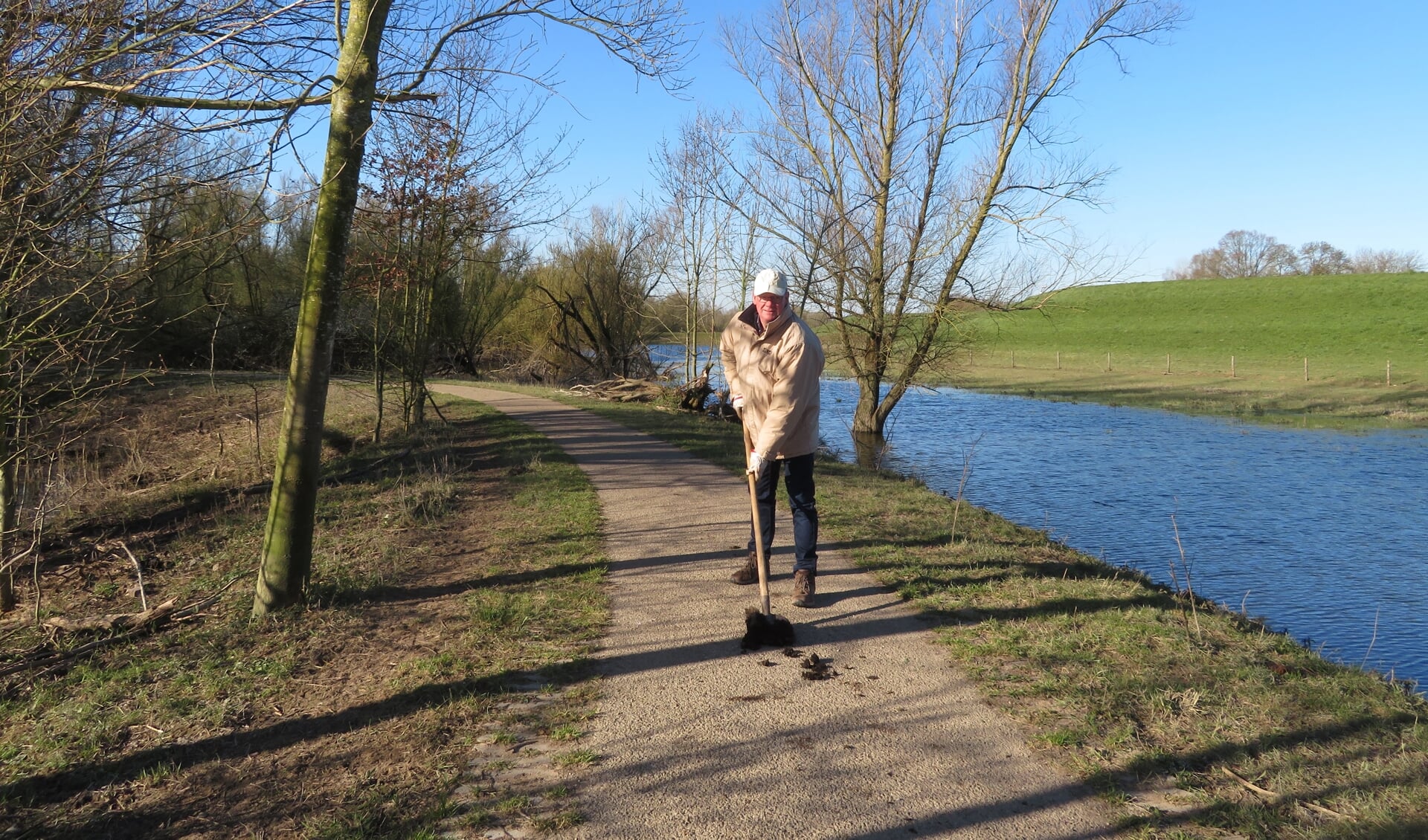 Jan Rutten aan het werk in de polder. (foto: Henny Campschroer)