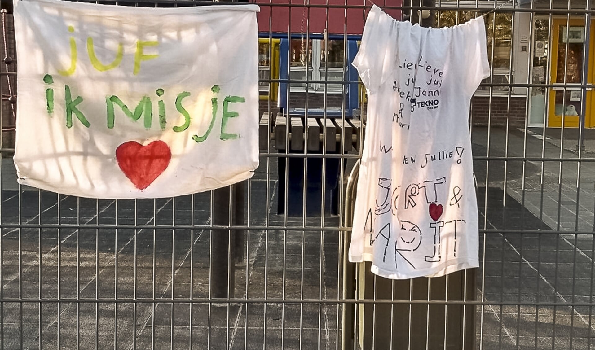 T-shirts op het hek van de Van Lingenschool in Zetten. (foto: Bendiks Westerink)