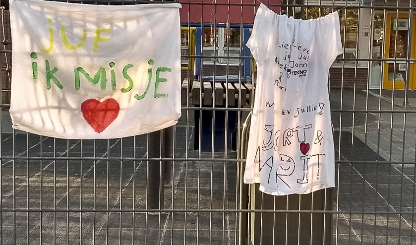 T-shirts op het hek van de Van Lingenschool in Zetten. (foto: Bendiks Westerink)