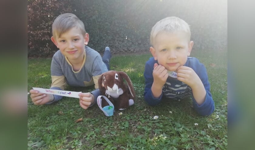 Julian en Daniël met de actie: een Paasgroet uit je buurt! (foto: Sandra Bak)