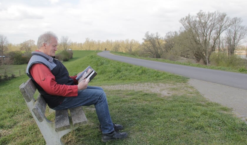 Johan Bekhuis leest het boek Kekerdom in bange dagen. (foto: Peter Hendriks)