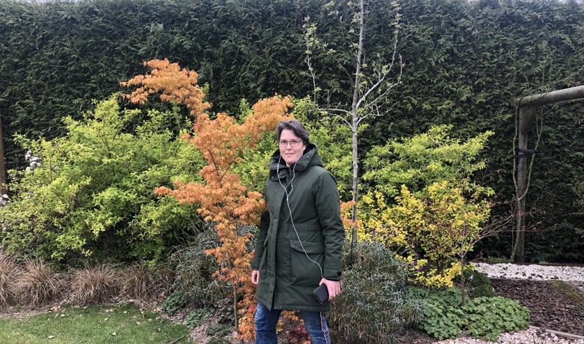 Sabine Jansen, wandelend met telefoon en oortjes in, ten behoeve van telefonisch wandelconsult - mobiel luisterend oor. (foto: Sabine Jansen)