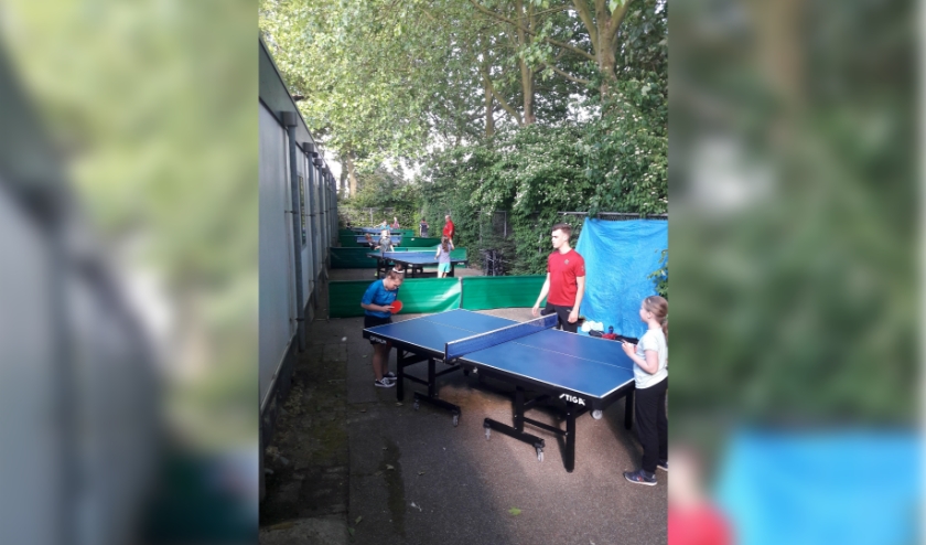De Zevenaarse tafeltennisjeugd is weer enthousiast aan het trainen geslagen. Op de voorgrond jeugdtrainer Lars Banning die net Jolijn ’t Hart (links) en Marit Stevens instructies heeft gegeven. (foto: Henk Kemperman)