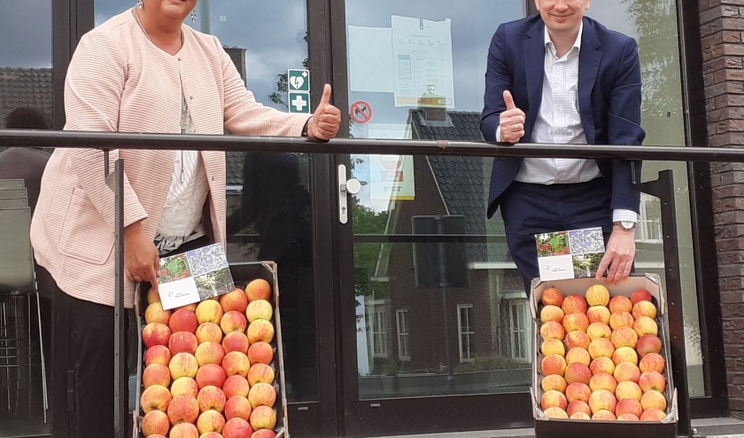 De wethouders Herma van Dijkhuizen en Marien Klein van Neder-Betuwe. (foto: Gemeente Neder-Betuwe)
