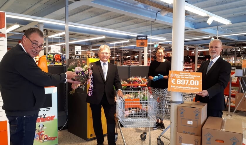 Uitreiking cheque statiegeldactie. (foto: Jopie Panis)