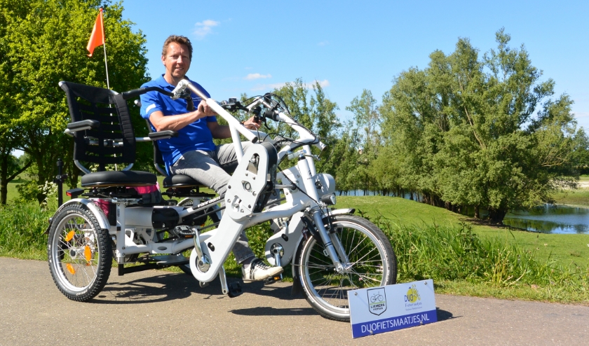 Voorzitter Gerard Rutgers op de duo-fiets. (foto: Marja Arnoldussen)