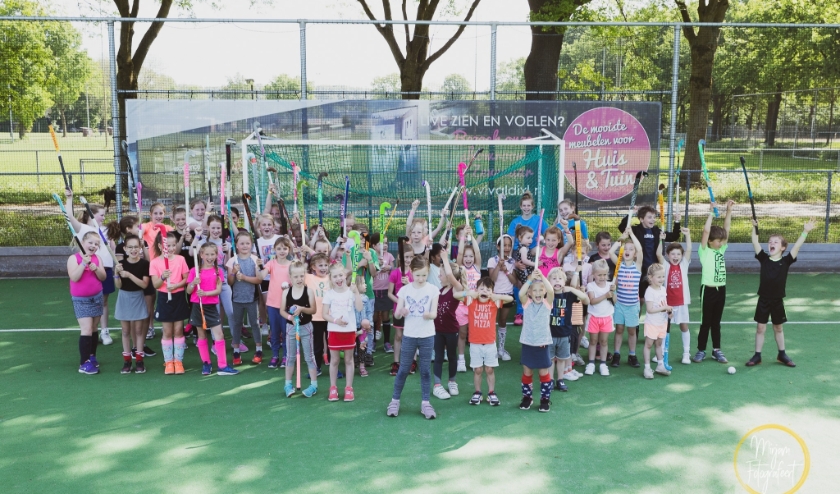 In een stralend zonnetje genoten maar liefst 50 meisjes en jongens van hun eerste kennismaking met hockey.