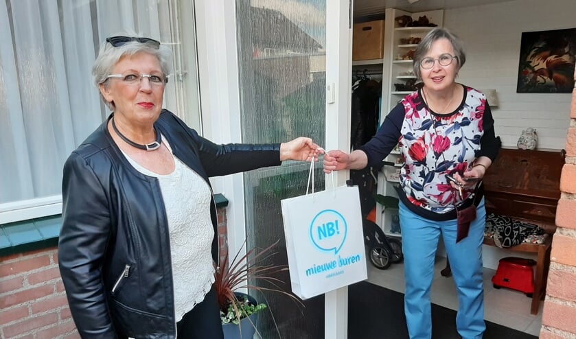 Vrijwilliger Marian Drent verrast Jolly Lunenburg. (foto: Eddie van Hattum)