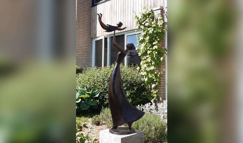 Het nieuwe beeld ter ere van jubileum moederkindhuis. (foto: H. Tjalsma)