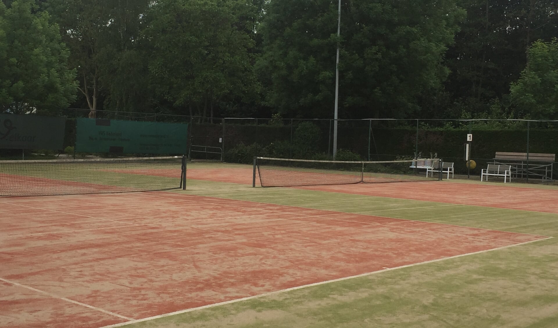 De tennisbanen liggen er na groot onderhoud weer tip top bij! (foto: Kees de Jongh)