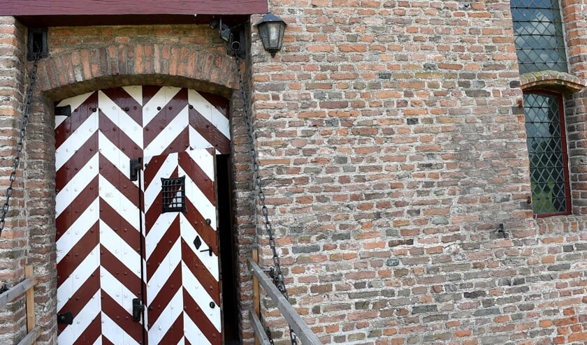 De deur is voorzichtig weer op een kier gezet. (foto Sjaak Veldkamp)