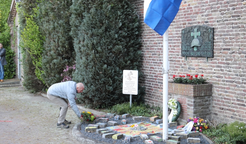 Kransleggen oorlogsmonument Angeren. (foto: Henk Sluiter)