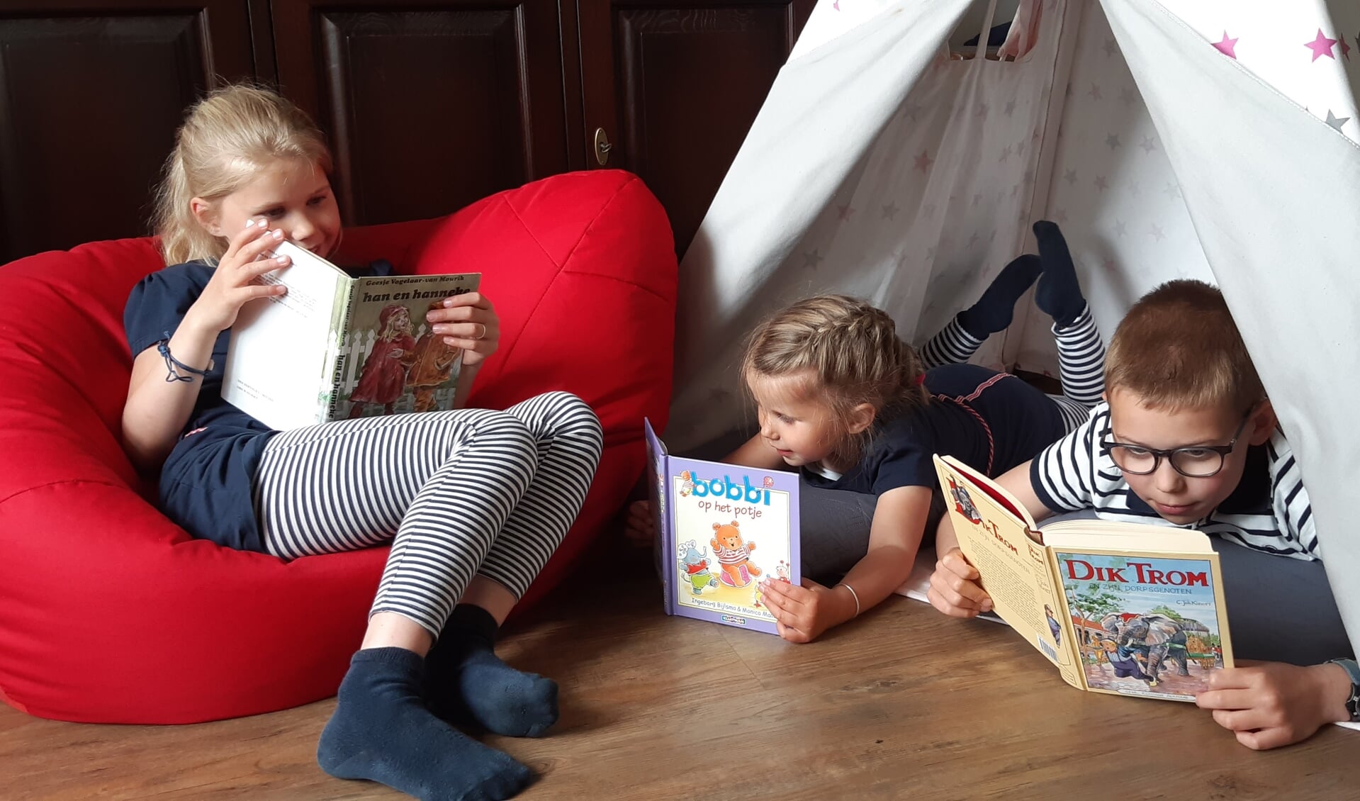 Drie lezende kinderen. (foto: Familie Hol)