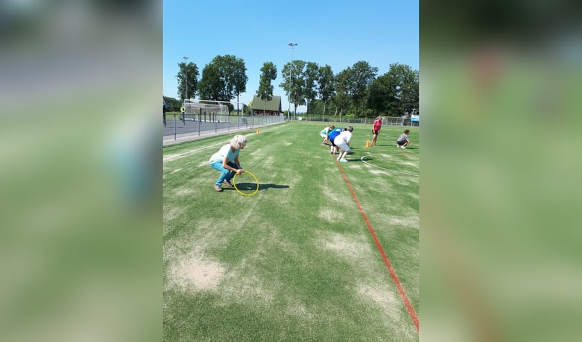 Op afstand oefeningen in beweegtuin. (foto: Bep Kooloos)