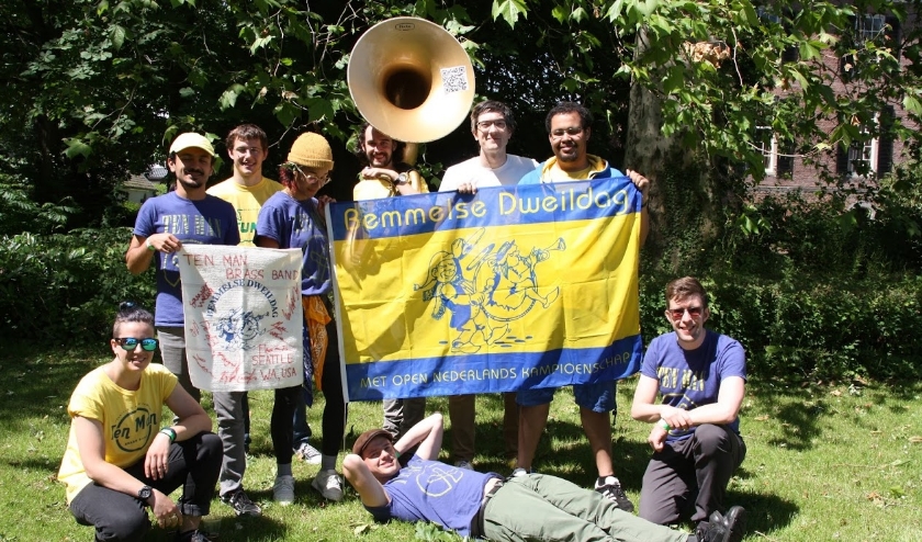 Ten Man Brass Band met Dweilvlag tijdens Bemmelse Dweildag 2019. (foto: Huisfotograaf Bemmelse Dweildag)