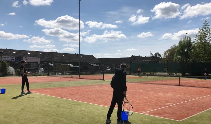 Weer lekker tennissen. (foto: Kersenplukkers)