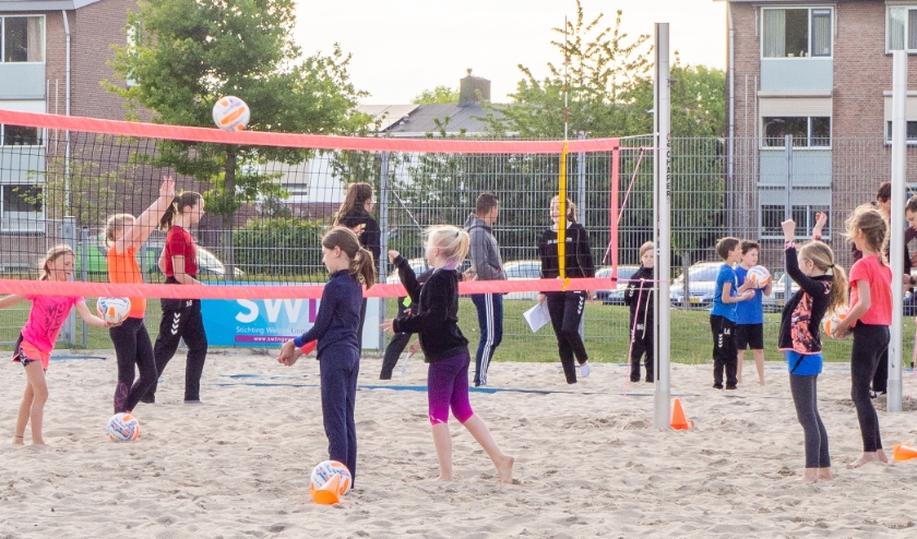 De mini's van Setash op het beachveld. (foto: Wil Molenkamp)