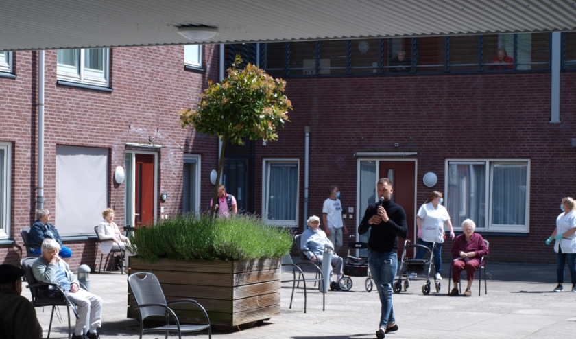 Optreden zanger Anthony Joosten. (foto: Frans Willemsen)