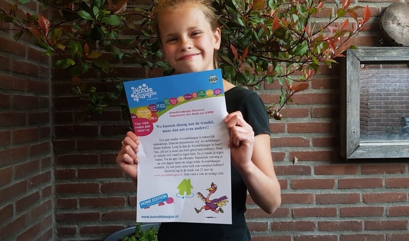 Tessa met de flyer van de Home Edition. (foto: Geeske van de Wardt)