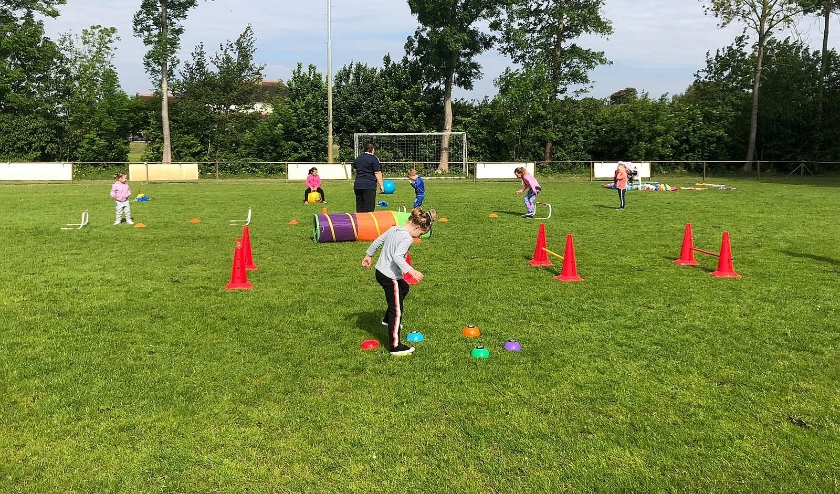 Kleutergym op het voetbalveld in Randwijk. (foto: Lotte Roos)
