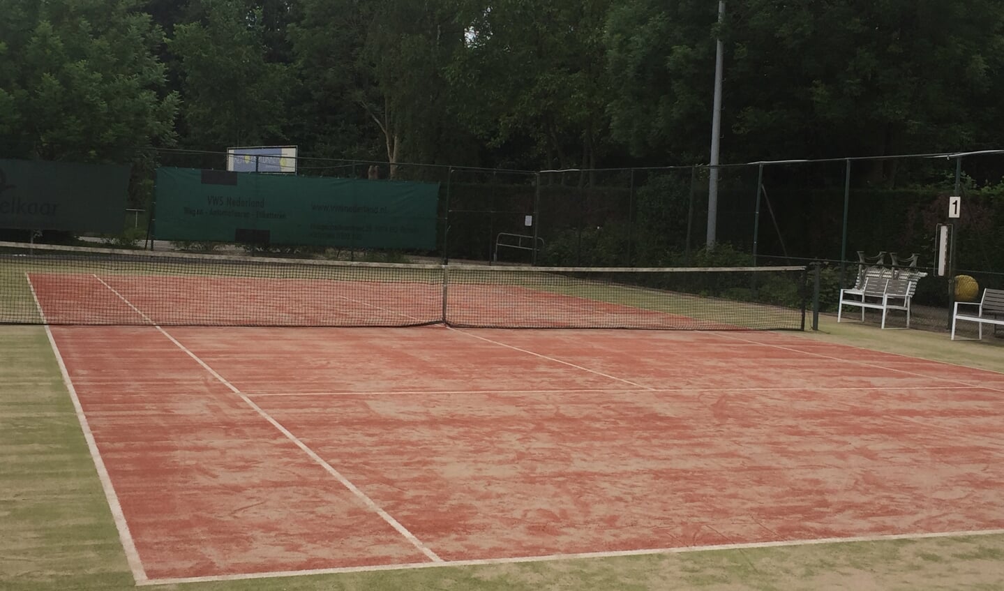 De tennisbanen liggen er na groot onderhoud weer tip top bij!( foto: Kees de Jongh)