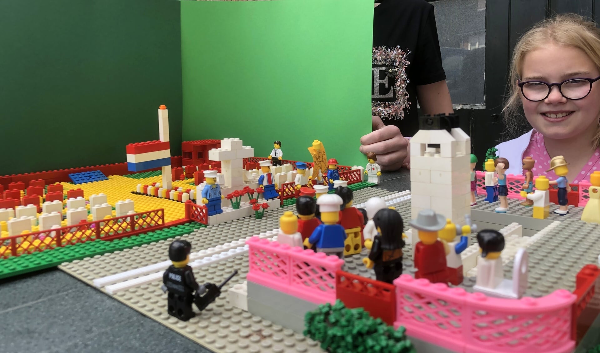 Johanna en Emma Hulsman uit Rhenen maakten de Dodenherdenking op de Grebbeberg van Lego na. (foto: Wim Hulsman)