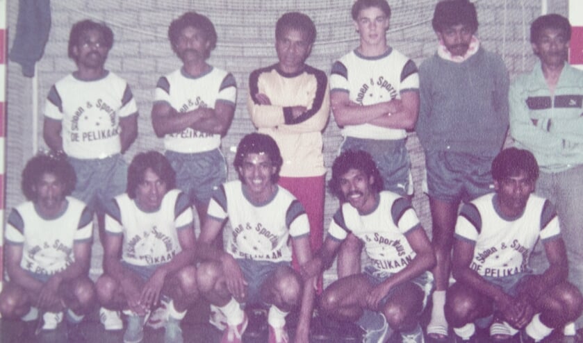 Team met Simon Tahamata. (foto: Dick Wevers)