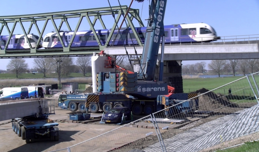 werk aan de Fietsbrug Cuijk-Mook (foto: GL8)
