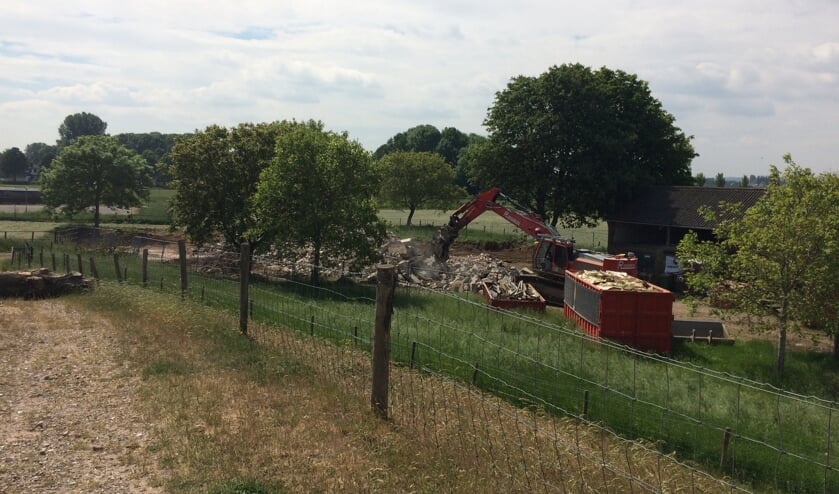 Naast de gesloopte woning staat de schuur nog overeind. (foto: J. Bruens)
