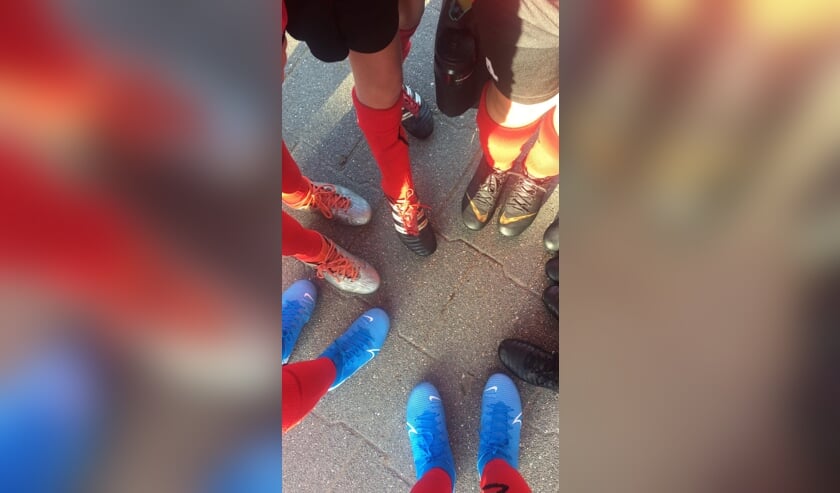 de voeten van het meidenelftal vvKesteren O15 (foto: Noa van Laar)
