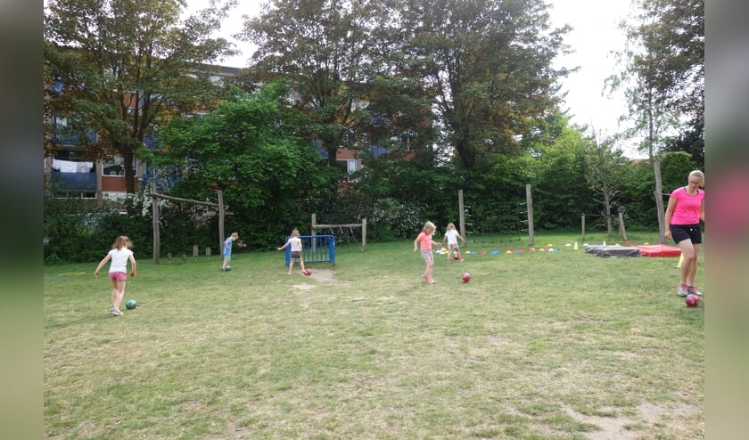 Buitentraining voor de kleuters. (foto: Petra Berkhout)