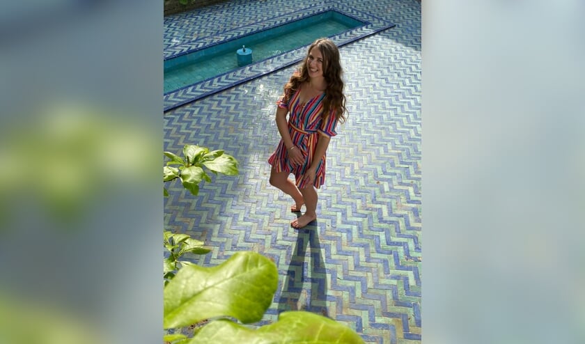 Marieke van Ruitenbeek in de Millinger Theetuin tijdens het maken van de videoclip van 'Bloos maar'. (foto: Patchanka Oosterhuis)