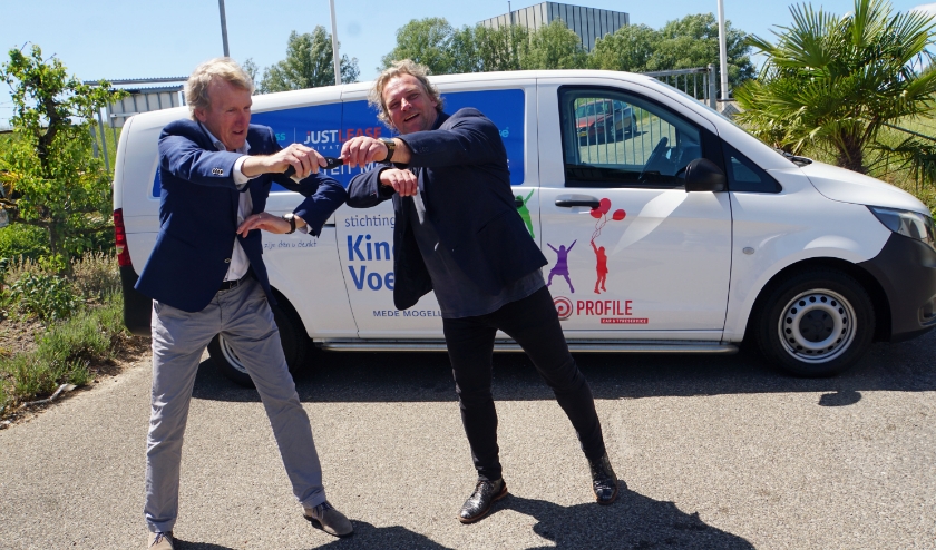Directeur Jan Terberg overhandigd sleutels aan voorzitter Maurice van de Ven. (foto: Jan Woldberg)