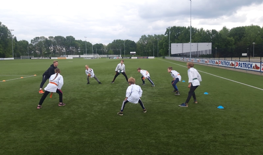 Judotraining op veld van sportpark-Zuid. (foto: Bas Thijssen van Judovereniging Groesbeek)