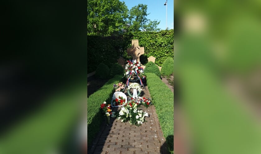 Gezamenlijke bloemlegging Massagraf Huissen in 2019. (foto: Van Hemmen)