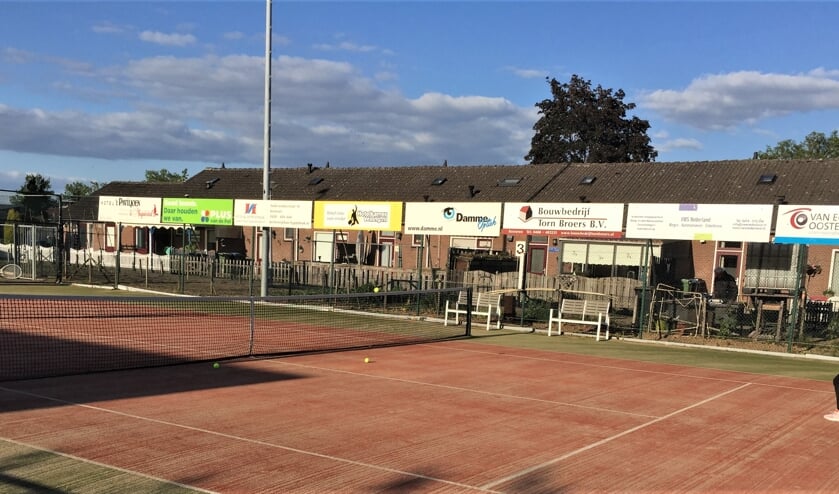 Vader en dochter weer aan het tennissen. (foto: TC Kersenplukkers)