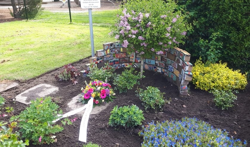 Monument in Haalderen met bloemstuk van de Tuin van de Vrijheid. (foto: Martine Kersten)