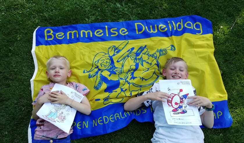 De winnende broers met hun kleurplaten. (Foto; Sandra Brookman-Bak)