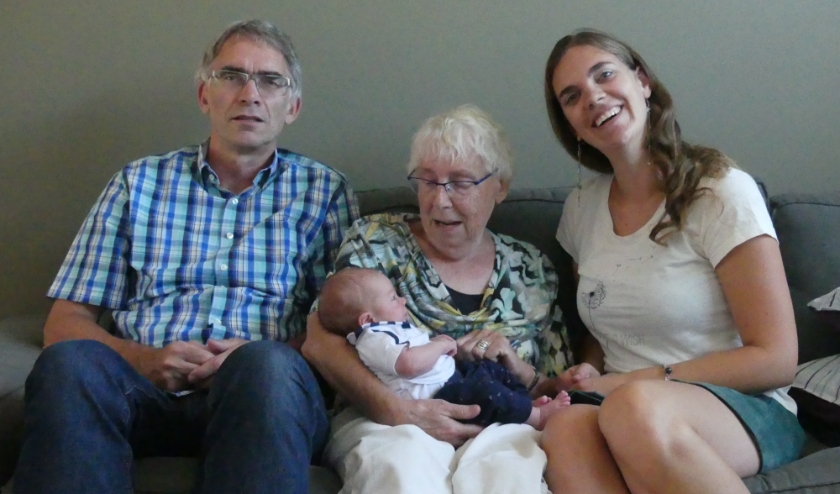 (Over)grootoma, (groot)vader, moeder en (klein)zoon. (foto: Oom Michiel)
